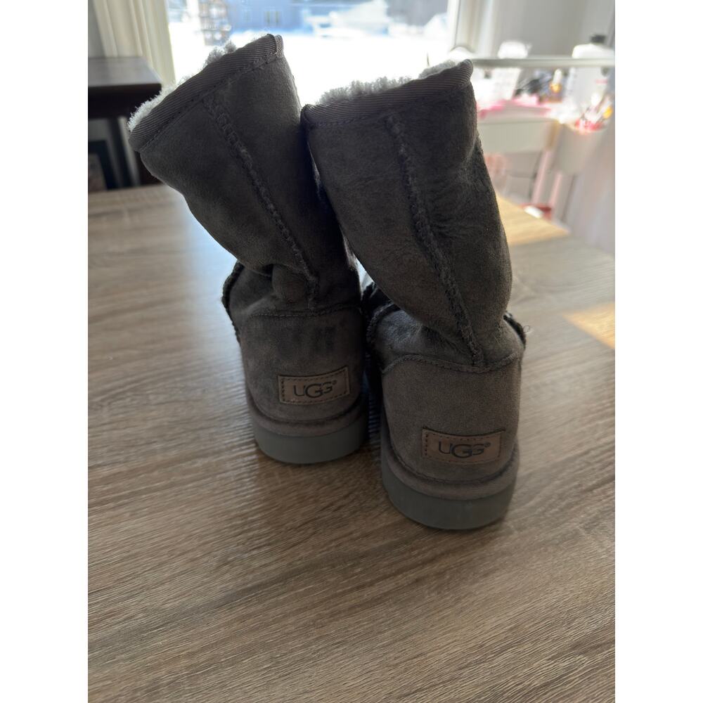 Ugg Women's Classic Short II Size US 8 Grey